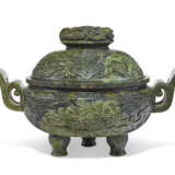 A SPINACH-GREEN JADE TRIPOD CENSER AND COVER - фото 2