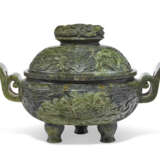 A SPINACH-GREEN JADE TRIPOD CENSER AND COVER - фото 3