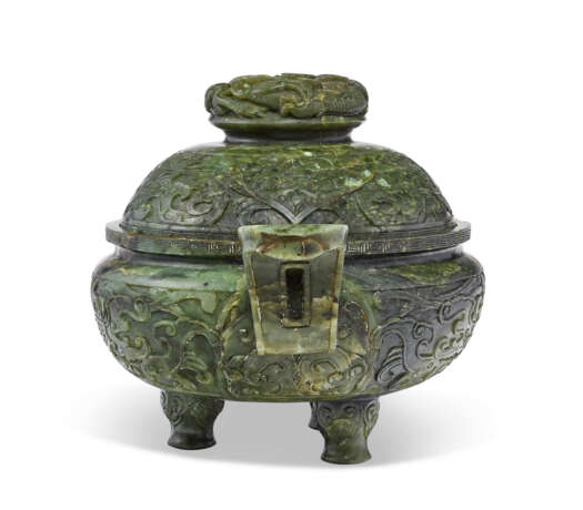 A SPINACH-GREEN JADE TRIPOD CENSER AND COVER - Foto 4