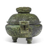 A SPINACH-GREEN JADE TRIPOD CENSER AND COVER - фото 4