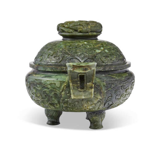 A SPINACH-GREEN JADE TRIPOD CENSER AND COVER - фото 5