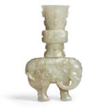 A BEIGEISH-WHITE JADE `ELEPHANT AND VASE’ GROUP - Foto 1