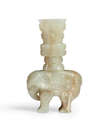 A BEIGEISH-WHITE JADE `ELEPHANT AND VASE’ GROUP - Foto 3