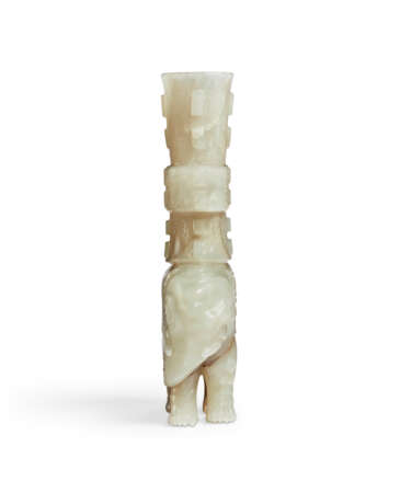 A BEIGEISH-WHITE JADE `ELEPHANT AND VASE’ GROUP - Foto 5