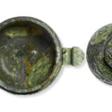 A SPINACH-GREEN JADE TRIPOD CENSER AND COVER - Foto 8