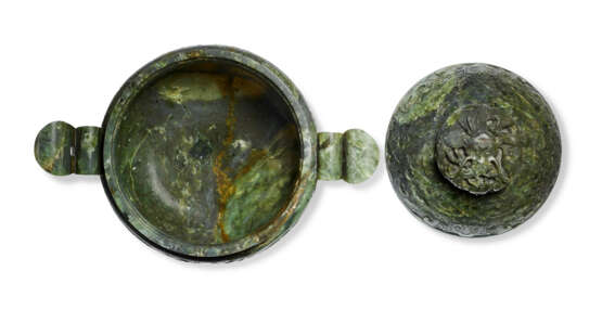 A SPINACH-GREEN JADE TRIPOD CENSER AND COVER - Foto 8