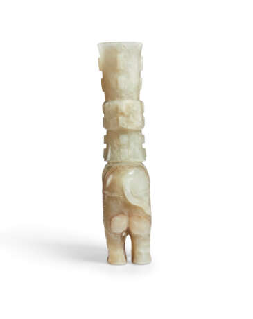 A BEIGEISH-WHITE JADE `ELEPHANT AND VASE’ GROUP - Foto 7