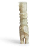 A BEIGEISH-WHITE JADE `ELEPHANT AND VASE’ GROUP - Foto 8
