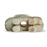 A BEIGEISH-WHITE JADE `ELEPHANT AND VASE’ GROUP - Foto 9