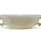 A SMALL WHITE JADE `MARRIAGE BOWL’ - Foto 1