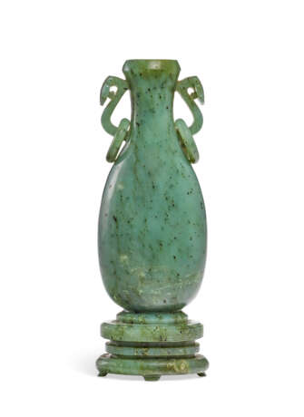 A SPINACH-GREEN JADE INCENSE TOOL HOLDER - Foto 1