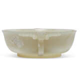 A SMALL WHITE JADE `MARRIAGE BOWL’ - Foto 3