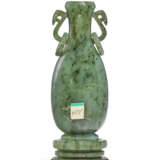 A SPINACH-GREEN JADE INCENSE TOOL HOLDER - Foto 4