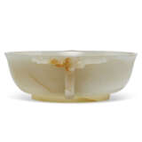 A SMALL WHITE JADE `MARRIAGE BOWL’ - Foto 4