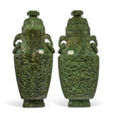 TWO CARVED SPINACH-GREEN JADE VASES AND COVERS - фото 2
