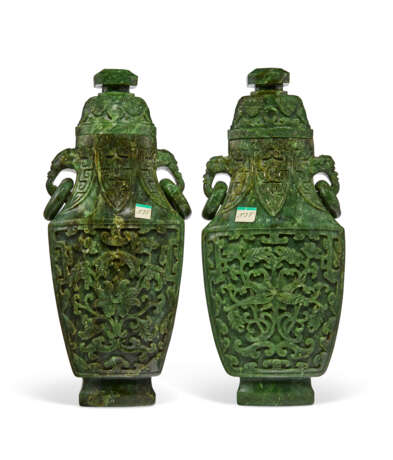 TWO CARVED SPINACH-GREEN JADE VASES AND COVERS - фото 2