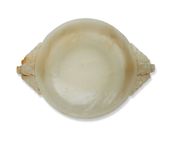 A SMALL WHITE JADE `MARRIAGE BOWL’ - Foto 5