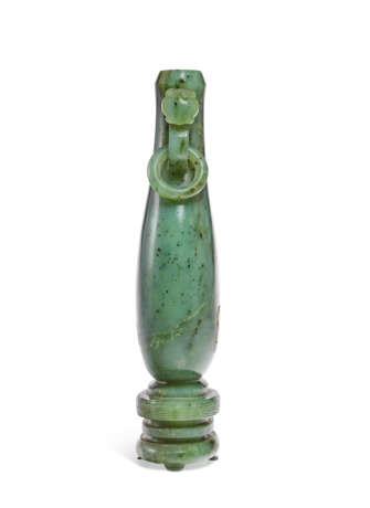 A SPINACH-GREEN JADE INCENSE TOOL HOLDER - Foto 7