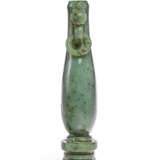 A SPINACH-GREEN JADE INCENSE TOOL HOLDER - Foto 10