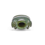 A SPINACH-GREEN JADE INCENSE TOOL HOLDER - Foto 13