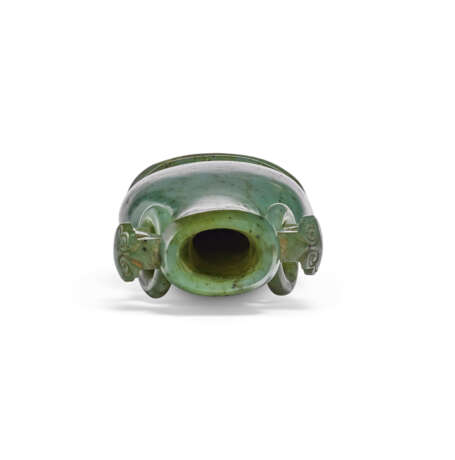 A SPINACH-GREEN JADE INCENSE TOOL HOLDER - Foto 14