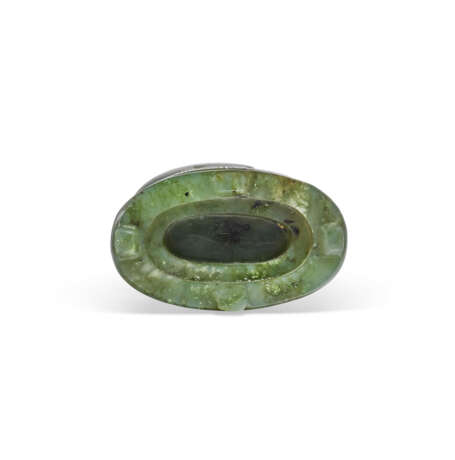A SPINACH-GREEN JADE INCENSE TOOL HOLDER - Foto 16
