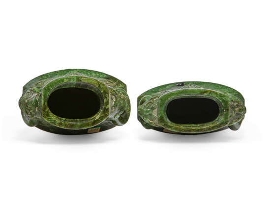 TWO CARVED SPINACH-GREEN JADE VASES AND COVERS - фото 5
