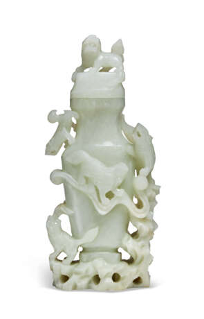 A PALE GREENISH-WHITE JADE FLATTENED VASE AND COVER - фото 1