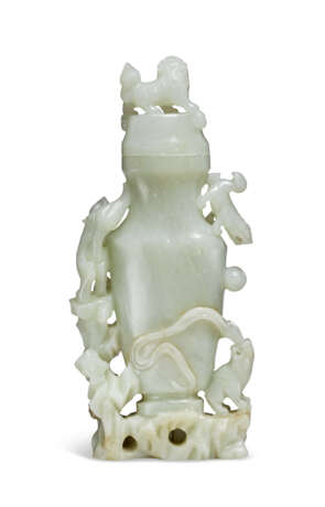A PALE GREENISH-WHITE JADE FLATTENED VASE AND COVER - фото 2