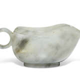 A GREYISH-WHITE JADE POURING VESSEL - Foto 2