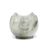 A GREYISH-WHITE JADE POURING VESSEL - Foto 4