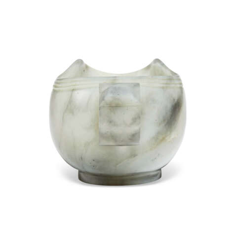 A GREYISH-WHITE JADE POURING VESSEL - Foto 4