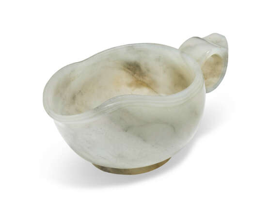 A GREYISH-WHITE JADE POURING VESSEL - Foto 5