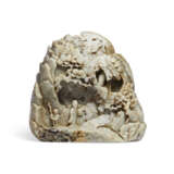 A MOTTLED GREYISH-WHITE AND BLACK JADE BOULDER - Foto 1