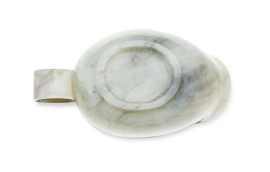 A GREYISH-WHITE JADE POURING VESSEL - Foto 7