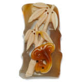 AN AGATE BAMBOO-FORM CARVING - photo 1