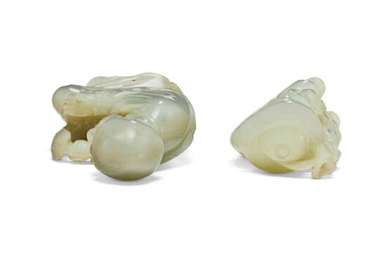 A WHITE JADE FIGURE OF A FISHERMAN AND A GREYISH-WHITE FIGURE OF A LUOHAN - photo 5