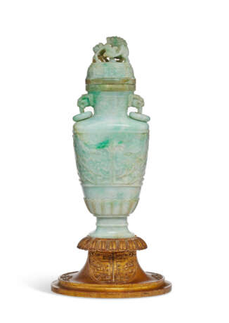 A GREYISH-WHITE AND GREEN JADEITE VASE AND COVER - фото 1