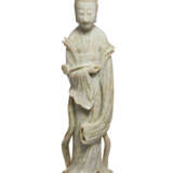 A MOTTLED GREYISH-WHITE JADEITE FIGURE OF A FEMALE IMMORTAL - Foto 1