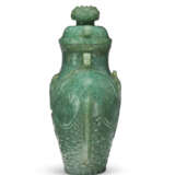 A SMALL GREEN JADEITE VASE AND COVER - фото 3