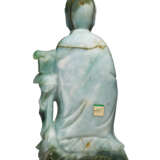 A MOTTLED GREENISH-GREY JADEITE FIGURE OF GUANYIN AND A BUDDHIST LION - Foto 2