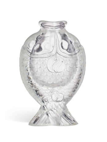 A CARVED GLASS `TWIN-FISH’ VASE - фото 1