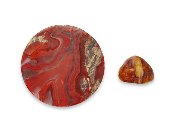 A MOTTLED RED AGATE CIRCULAR SWORD POMMEL - photo 1