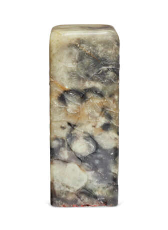 A MOTTLED BLACKISH-BEIGE AND WHITE SOAPSTONE SEAL - фото 1