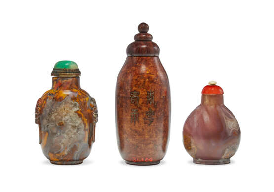 TWO AGATE SNUFF BOTTLES - photo 1