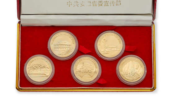 A SET OF FIVE GOLD COINS COMMEMORATING THE CENTENNARY OF THE BIRTH OF MAO ZEDONG - фото 2
