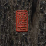 A CARVED WOOD SCULPTURE (NETSUKE) OF A CHARCOAL PILE - Foto 3