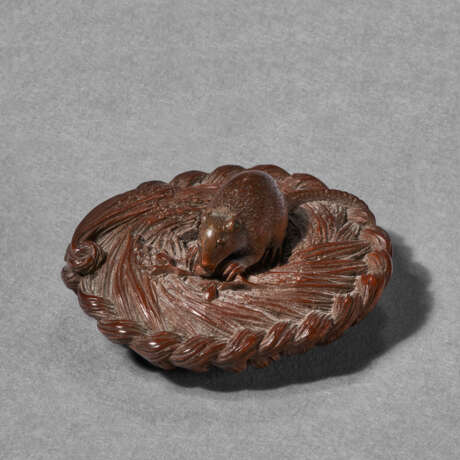 A CARVED WOOD SCULPTURE (NETSUKE) OF A MOUSE - фото 1