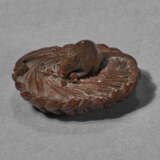 A CARVED WOOD SCULPTURE (NETSUKE) OF A MOUSE - photo 2