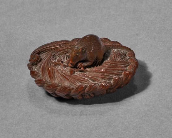 A CARVED WOOD SCULPTURE (NETSUKE) OF A MOUSE - фото 2